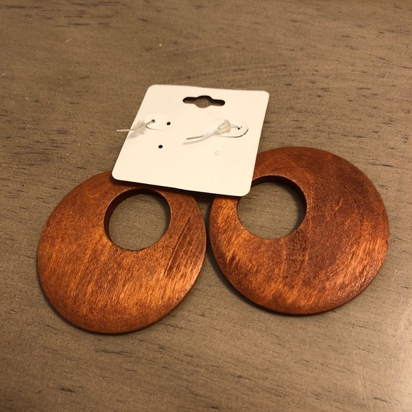 Floral Wooden Brown and Tan Circular Fashion Jewelry Earrings - Picture 5 of 8